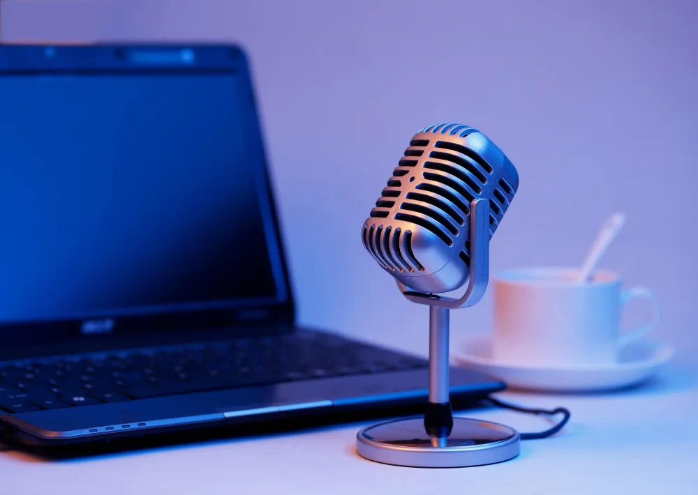 Como montar um setup com microfone de mesa ideal para criadores de conteúdo