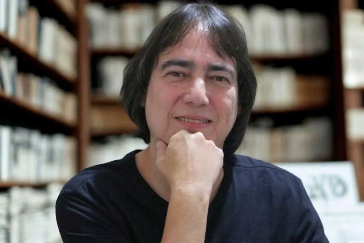 André Nakamura estreia na ficção com “Espíritos Vadios” e transforma o deboche em ferramenta literária