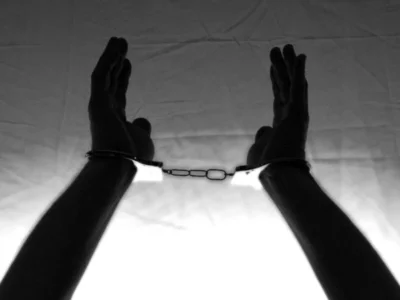 Jovem preso após ferir três familiares com garrafa de vidro em Ceilândia