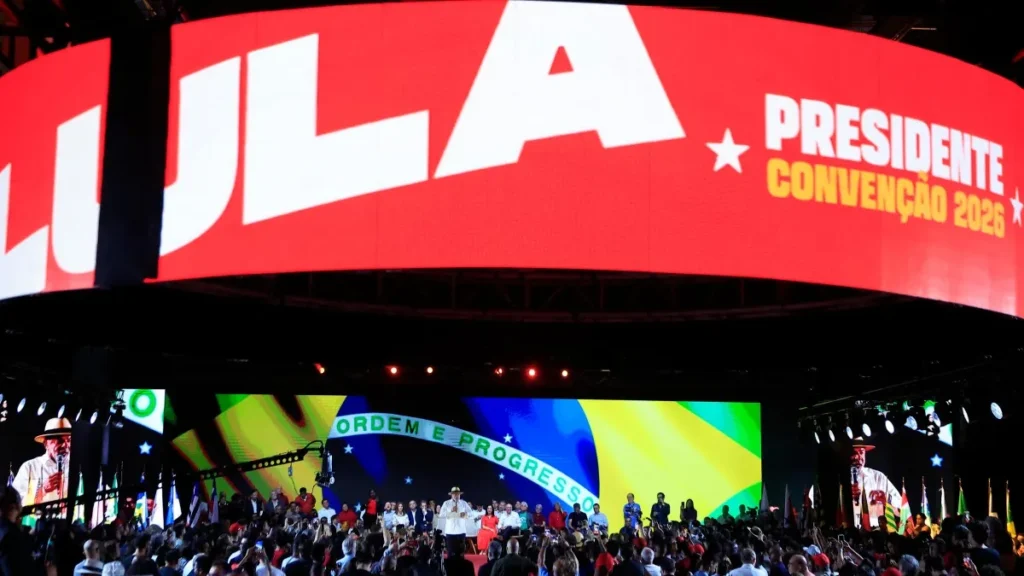 Vermelho, onça e Panamá marcam convenção de Lula em SP