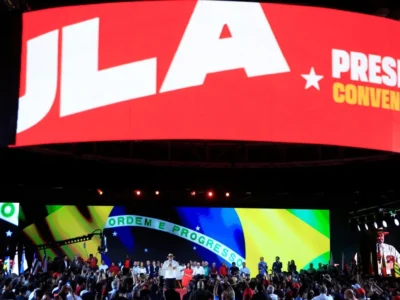 Vermelho, onça e Panamá marcam convenção de Lula em SP