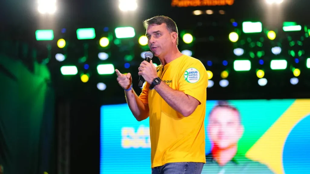 Flávio Bolsonaro diz que aceitará resultado e espera TSE imparcial