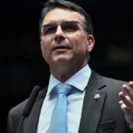 Flávio Bolsonaro diz sofrer 'guerra psicológica' na campanha