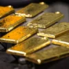 Ouro fecha em alta com foco em Fed, superando pressão do petróleo