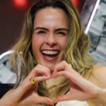 Ana Paula Renault atrai fãs eufóricos em mesa do SP2B